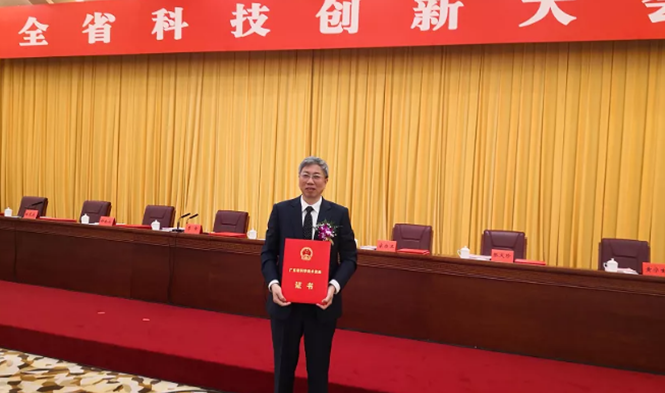 曾国华教授领奖